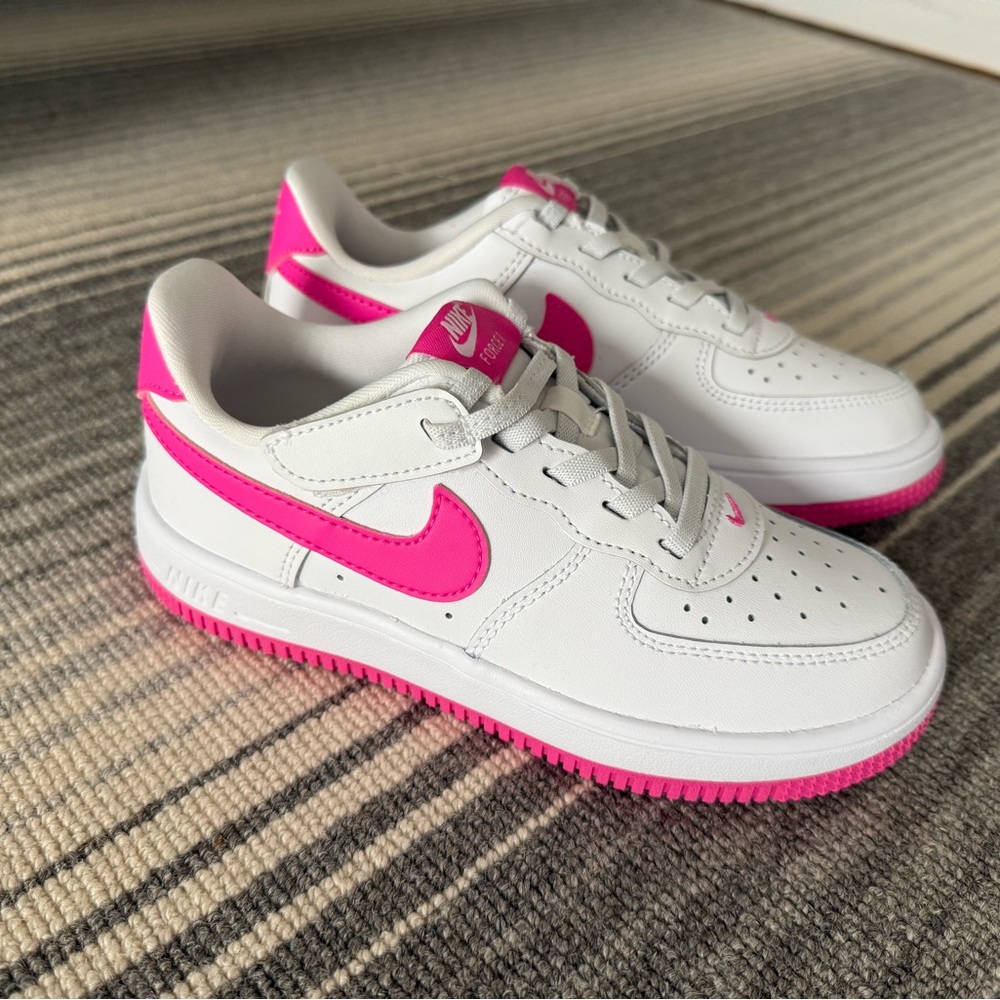 NIKE Force 1 Low Easy On Kids Sneakers…sz 13.5…New in Box